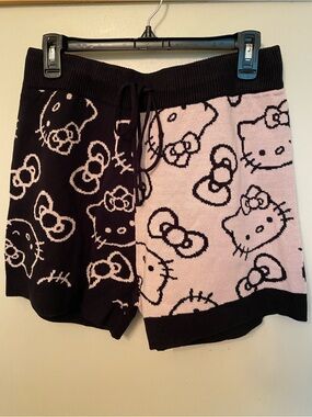 Hot Topic Hello Kitty Two-Tone Knit Shorts in Black & Light Pink